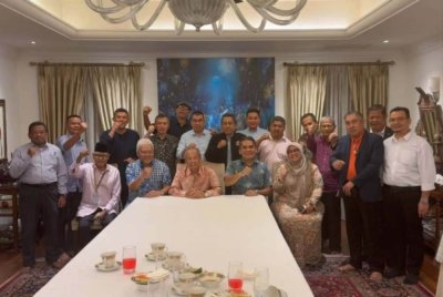 Seramai 18 Ahli Parlimen dilaporkan menghadiri perjumpaan bersama Muhyiddin di kediamannya pada Selasa malam.