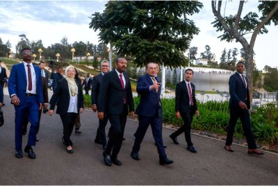 Abiy membawa Anwar dan delegasi melawat 'Friendship Park' di Addis Ababa. Turut kelihatan, Tengku Zafrul dan Dr Zaliha. Foto Bernama