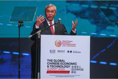 Ahmad Zahid berucap pada Sidang Kemuncak Ekonomi & Teknologi Cina Global (GCET) 2025 di Wisma MCA. Foto Bernama