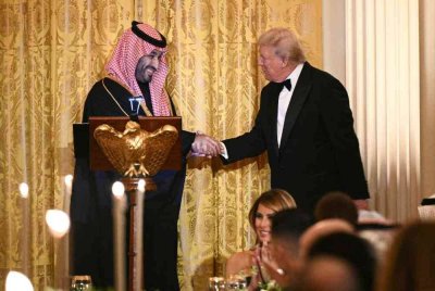 Trump ketika menjadi hos kepada Putera Mahkota Arab Saudi Mohammed bin Salman, pada majlis makan malam rasmi di Rumah Putih. Foto AFP 