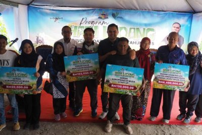 Dr Akmal (tengah) hadir di Program Hari Ladang Peringkat Daerah Jasin pada Rabu.