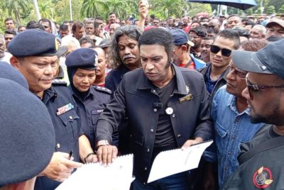 Kalai Vanar (tengah) menyerahkan memorandum di hadapan pintu masuk Parlimen pada Rabu.