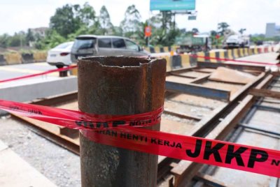 Kesan kerosakan pada besi dikesan susulan insiden kemalangan di tapak projek ECRL. Foto Bernama
-- fotoBERNAMA (2025) HAK CIPTA TERPELIHARA