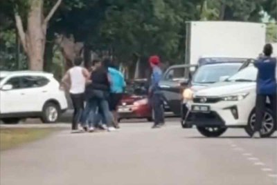 Video berdurasi 45 saat yang tular menerusi WhatsApp memaparkan tangkapan bersenjata di hadapan Stadium Hang Jebat, merupakan latihan menyelamat tebusan orang kenamaan oleh ATM.