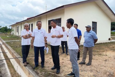 Rozi (dua dari kiri) meninjau projek perumahan PPK Kampung Air Putih di Kemaman pada Rabu.