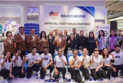 Hannah (lima dari kanan, belakang) bersama barisan atlet pada Pengumuman Penajaan Rasmi Kerjasama Skechers bersama Team Malaysia bagi Sukan SEA ke-33 Thailand di The Exhcange, TRX pada Rabu. Turut hadir, Timbalan Presiden Majlis Olimpik Malaysia Datuk Wira Dr Nur Azmi Ahmad dan Pengarah Urusan Skechers Asia Tenggara, Zann Le. Foto Bernama 