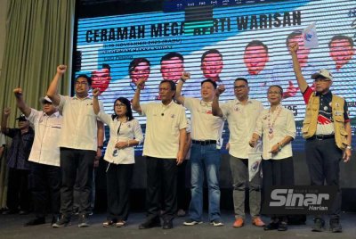 Shafie Apdal (empat dari kiri) ketika menghadiri Ceramah Mega Parti Warisan di Kudat pada Rabu.