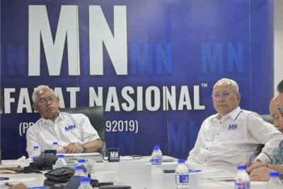 Noh (kiri) mempengerusikan Mesyuarat Khas Ahli Dewan Tertinggi MN pada Rabu.