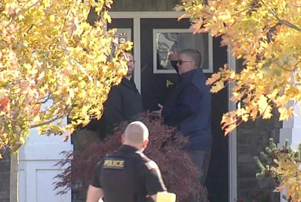 Seorang pemilik rumah di Indiana, Amerika Syarikat dituduh membunuh tanpa niat seorang pembersih rumah dan kes itu menimbulkan persoalan mengenai had undang‑undang pertahanan diri di kediaman sendiri.