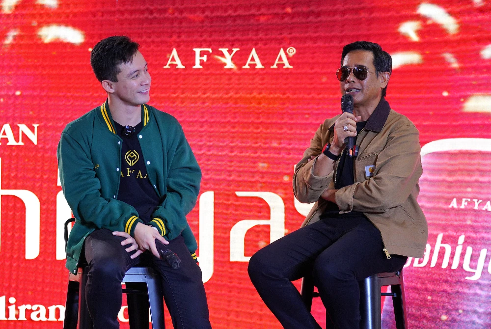 Zamarul (kanan) dan Hasif berkongsi kebaikan Sahiyaa pada majlis pelancaran produk itu di Melawati Mall pada Sabtu.