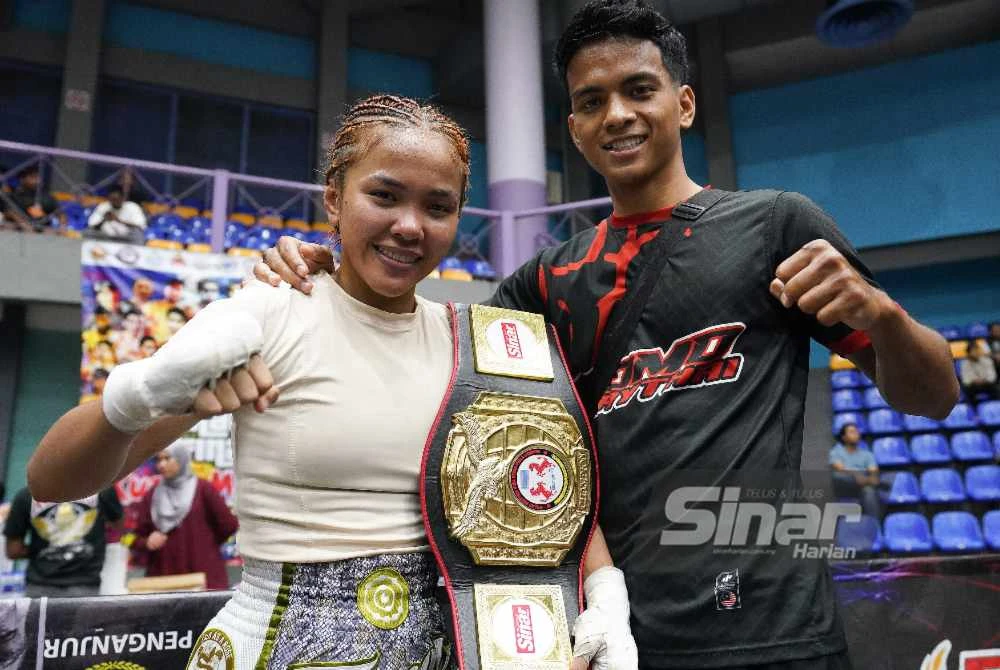 Shaiful meraikan kejayaan Nur Aisyah yang merangkul tali pinggang Sinar Harian. Foto Sinar Harian - Rosli Talib