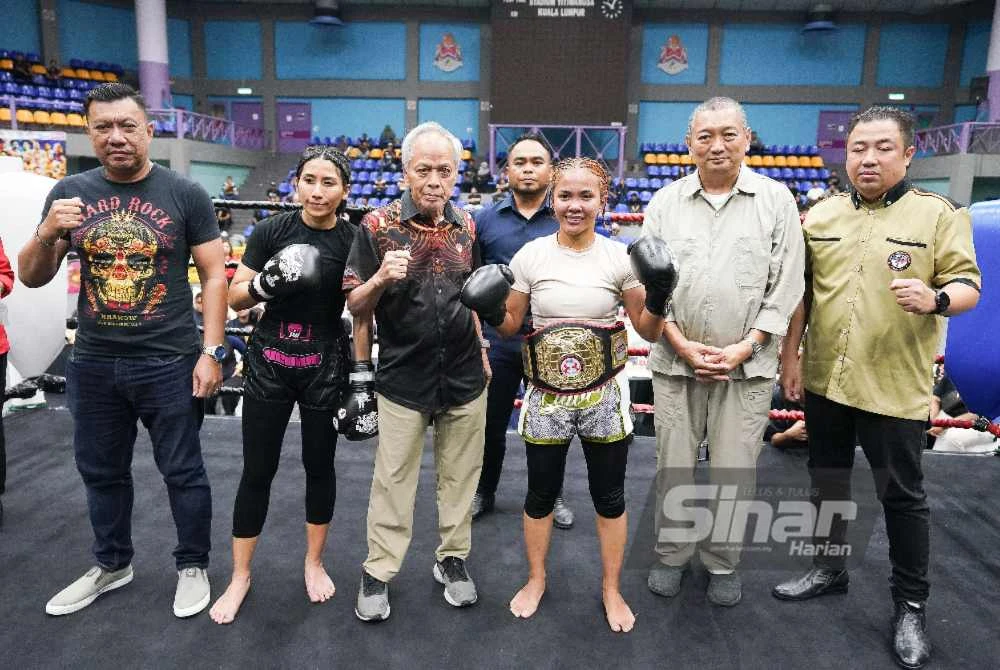 Muhammad Nasir (tiga kiri) bersama Nur Aisyah yang memenangi tali pinggang Sinar Harian di Grand Final Kuda Merah Muay Thai Challenge di Stadium Titiwangsa baru-baru ini. Foto Sinar Harian - ROSLI TALIB