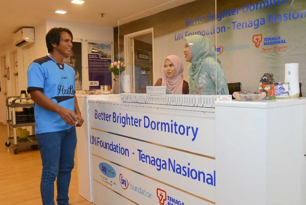 Kakitangan IJN Foundation - TNB sedang melayan waris pesakit
yang menginap di Better Brighter Dormitory.