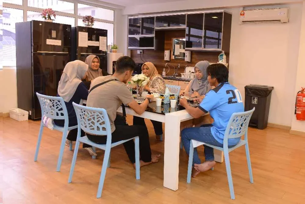 Beberapa waris pesakit menikmati hidangan sambil berbual mesra di ruang makan Better Brighter Dormitory yang selesa dan lengkap dengan pelbagai kemudahan bagi memenuhi keperluan harian penghuni.