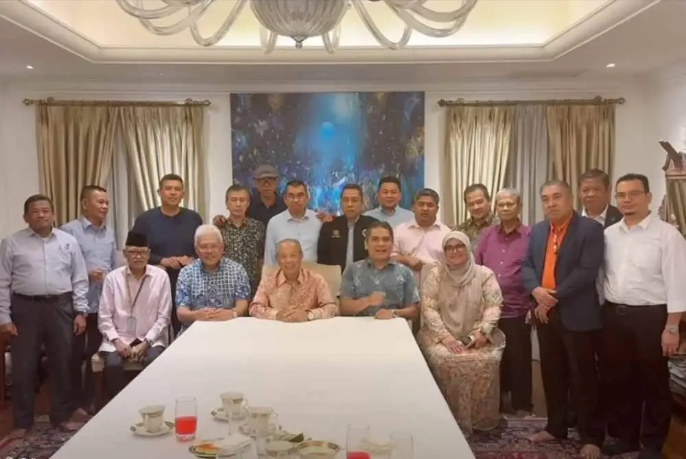 Muhyiddin (duduk, tengah) bersama 18 ahli Parlimen yang hadir dalam perjumpaan bersama Presiden Bersatu itu pada Selasa malam.