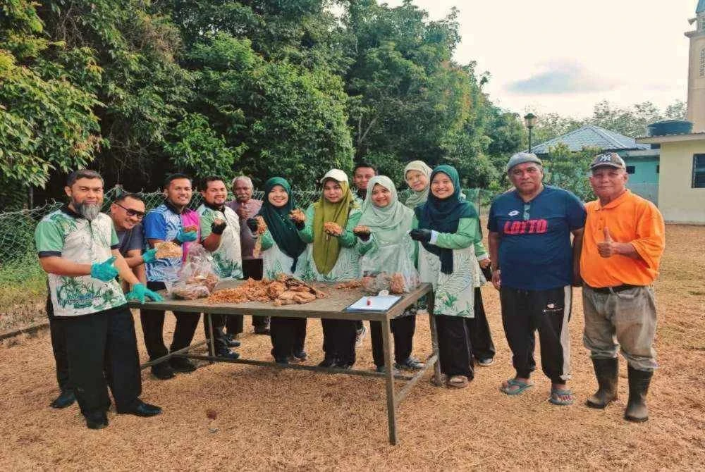 Noridzuan (kiri) bersama petugas yang terlibat semasa proses menggali semula teks al-Quran rosak di tapak penanaman di Masjid Kampung Bintang di Temerloh . Foto: FB JAIP