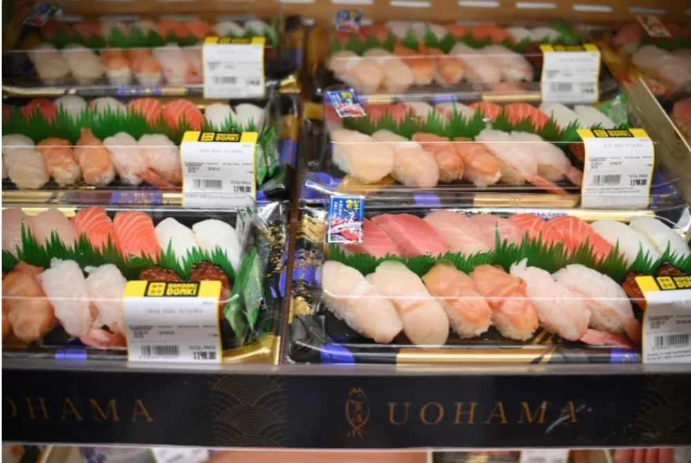 Sushi dari Jepun dilihat dipamerkan di sebuah pasar raya Jepun di Hong Kong. -AFP