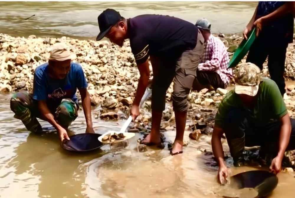 Pakej belajar mendulang emas yang ditawarkan oleh Koperasi Al-Muhibbin Kalai di Jeli 'laku keras' apabila ramai berminat untuk mempelajari teknik tersebut bagi merasai pengalaman mendapatkan hasil bumi bernilai tinggi itu. Foto: FARRAFARIHA (Gambar hiasan)