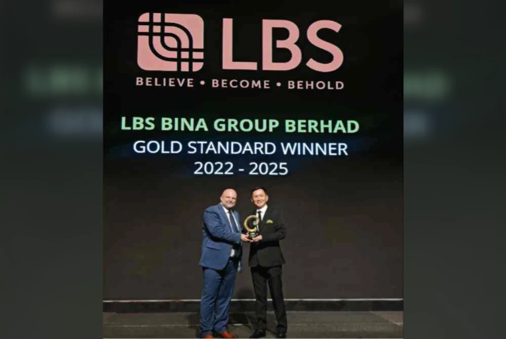 Hock Guan (kanan) menerima Anugerah Piawaian Emas daripada Ketua Pertumbuhan Deloitte Asia Tenggara, James Walton ketika Majlis Anugerah Syarikat Terurus Terbaik Asia Tenggara 2025.