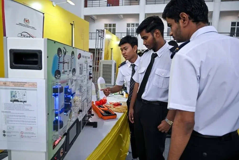 Sebahagian pelajar yang hadir melawat reruai pada Majlis Pemasyhuran Politeknik MARITIM Sultan Nazrin Shah pada Khamis.- Foto Bernama