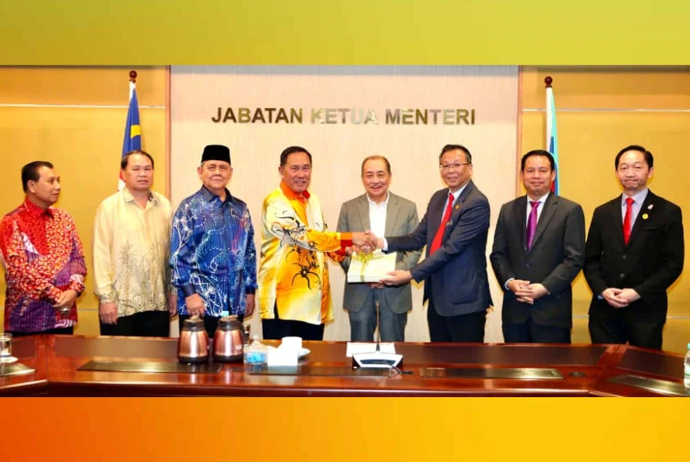 Hajiji (empat dari kanan) menyaksikan penyerahan geran subidiari 1Borneo daripada Pengarah Tanah dan Ukur, Datuk Bernard Liew Chau Min (tiga dari kanan) kepada Yang Dipertua USIA, Datuk Haji Sapawi Haji Ahmad (empat dari kiri) di Menara Kinabalu, Kota Kinabalu pada Khamis.