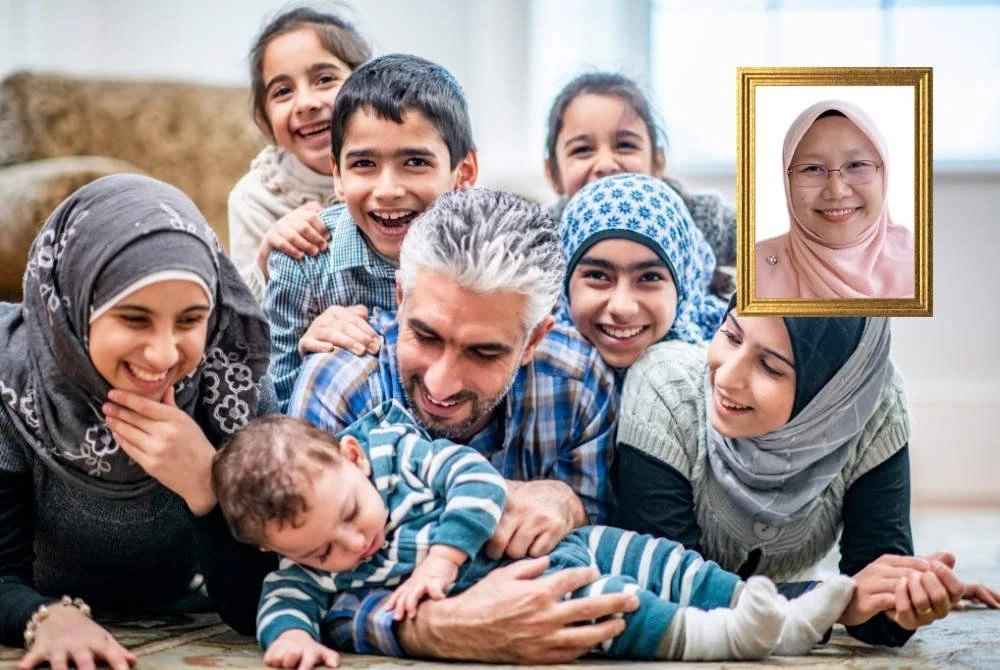 MENDIDIK anak-anak memerlukan jiwa besar dan keberananian untuk berubah. Foto Canva/Gambar kecil: ASHLAH