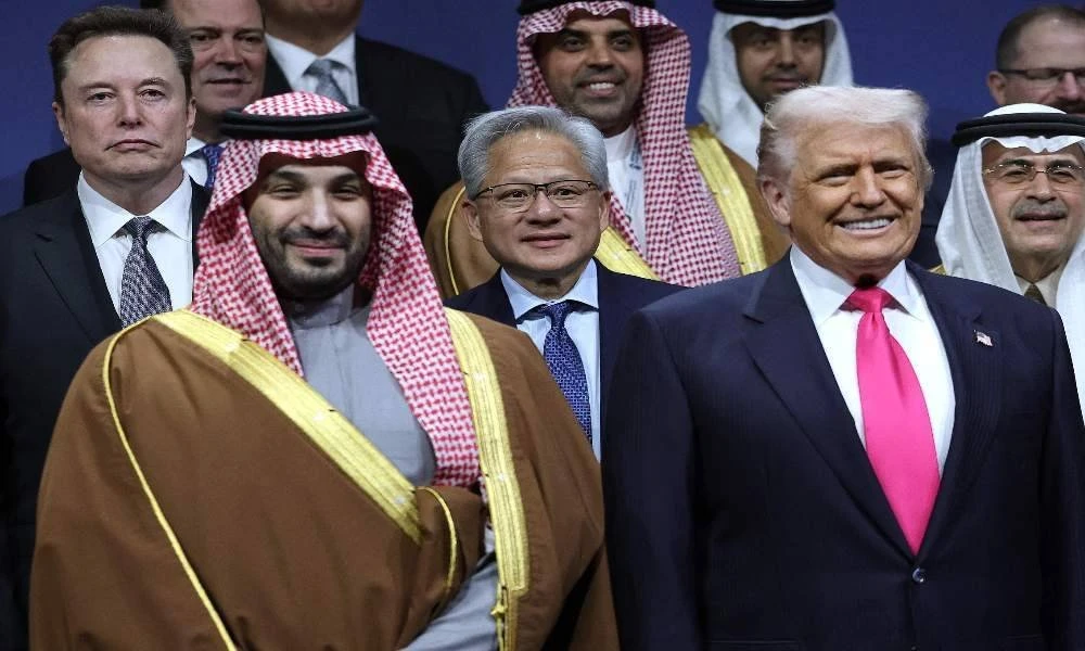 Putera Mahkota Arab Saudi Mohammed bin Salman (depan, kiri) baru-baru ini mengadakan lawatan rasmi dua hari ke AS dan menghadiri forum pelaburan yang disertai wakil perniagaan dan syarikat dari kedua-dua negara. Foto AFP 