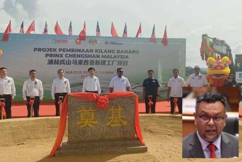 Batu asas pada majlis pecah tanah Kedah Rubber City yang tertera tulisan Cina. Gambar kecil (Haim Hilman)