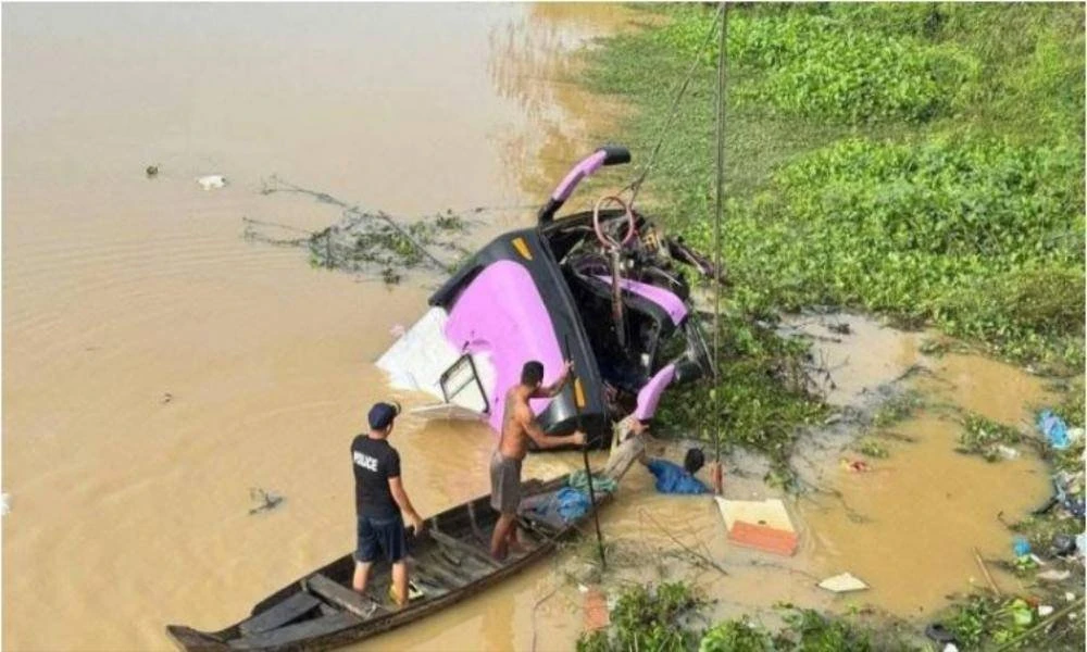 Sebuah bas merempuh penghadang jambatan sebelum terjunam ke dalam sungai di wilayah Kampong Thom, tengah Kemboja. Foto Agensi News.AZ