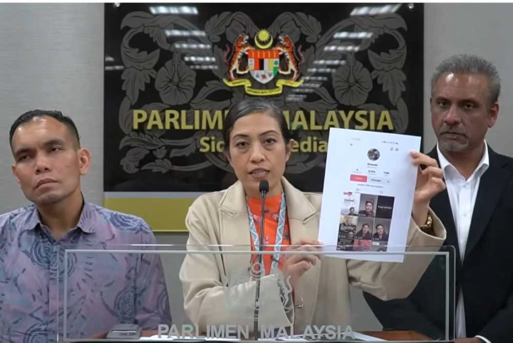 Syerleena (tengah) menunjukkan tangkap layar video yang didakwa mengandungi tuduhan fitnah, penyelewengan fakta dan naratif kebencian terhadapnya.