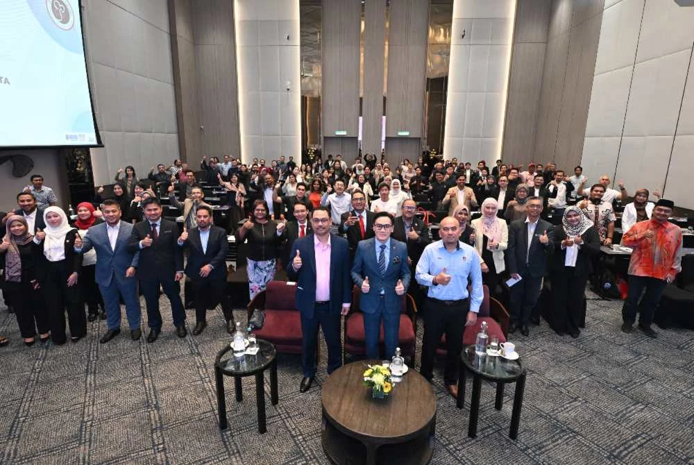 Dari kiri; Ketua Pegawai Eksekutif Pusat Pembangunan Reka Bentuk Malaysia, Raja Muzafar Raja Hassan, Ketua Pegawai Eksekutif SME Corp Malaysia, Rizal Nainy dan Ketua Seksyen Pengurusan Pelanggan, SIRIM QAS International Sdn Bhd, Syed Fadly Syed Bahrudin bergambar bersama peserta Program BrandQuest 2025.