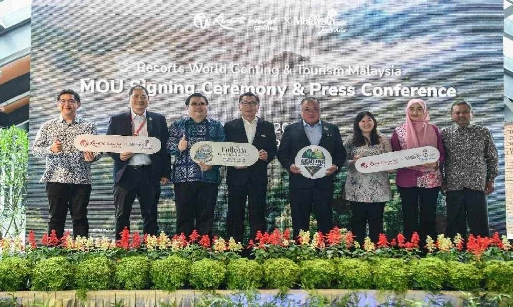 Tiong King Sing (empat dari kanan) bergambar bersama selepas majlis menandatangani Memorandum Persefahaman (MoU) dan sidang media antara Tourism Malaysia dan Resorts World Genting di Resorts World Awana, hari ini. Foto Bernama 