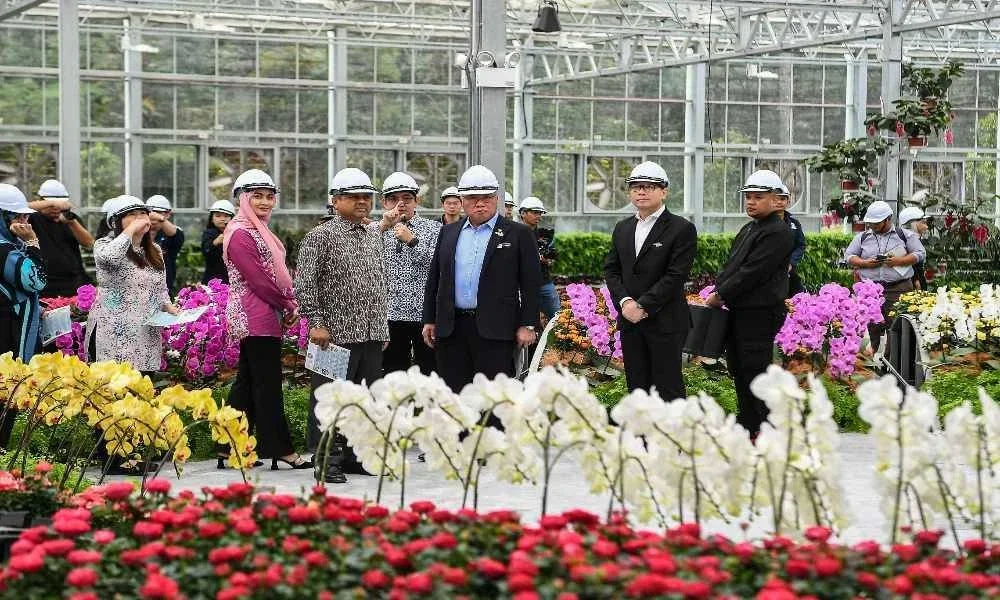 King Sing (tengah) menyertai lawatan ke Eufloria selepas majlis menandatangani Memorandum Persefahaman (MoU) dan sidang media antara Tourism Malaysia dan Resorts World Genting di Resorts World Awana, hari ini. Foto Bernama 