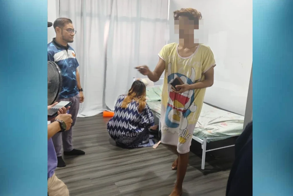 Gara-gara cemas diserbu penguat kuasa agama, seorang lelaki hanya sempat menyarungkan baju tidur milik teman wanita ketika dicekup khalwat.