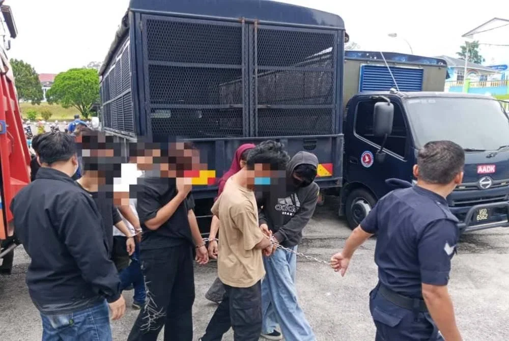 Pekerja warga asing di bawa ke Mahkamah Majistret Kulai pada Khamis.