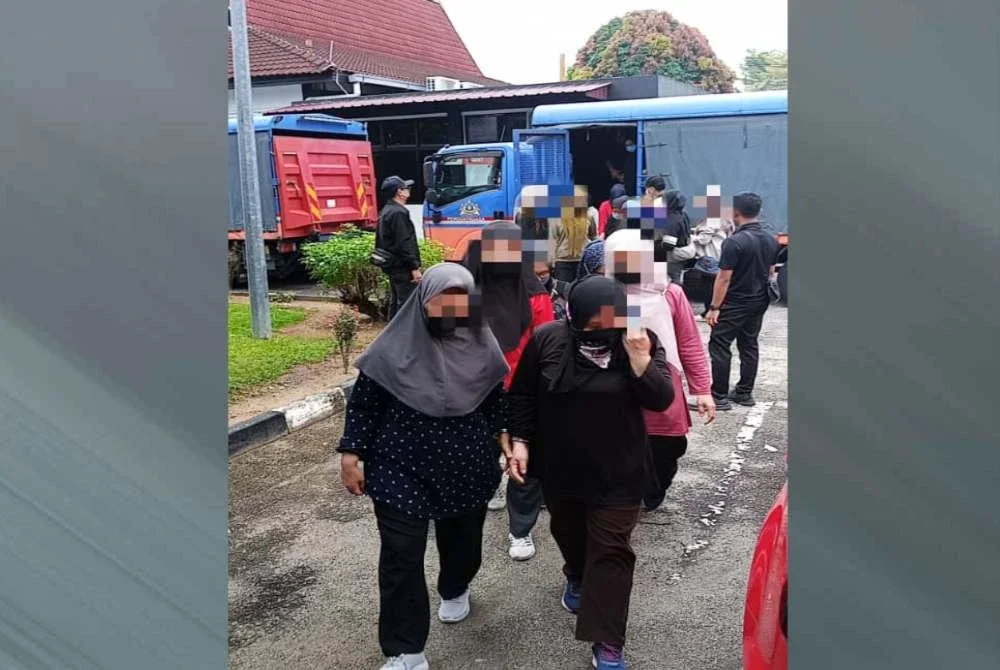 Seramai 84 pekerja warga asing mengaku salah di Mahkamah Majistret di sini pada Khamis atas tuduhan menggunakan kad pengenalan palsu dan kad pengenalan milik orang lain