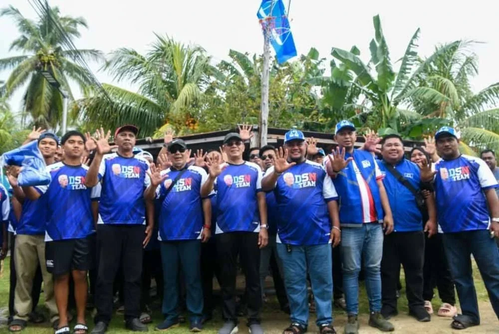 Suhaimi bersama sebahagian bekas ahli Gagasan Rakyat Sungai Sibuga.