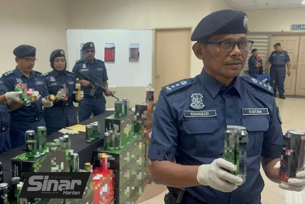 Rohaizad menunjukkan minuman keras yang dirampas ketika sidang akhbar pada Khamis.