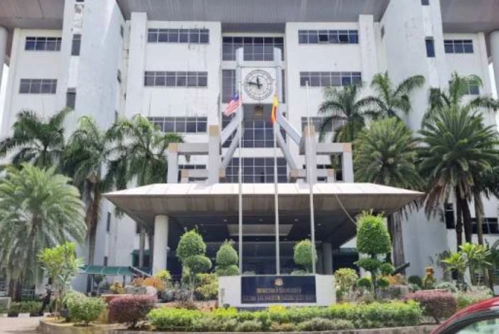 Seorang bekas pegawai bank didenda RM12,000 oleh Mahkamah Sesyen pada Khamis. Foto hiasan 