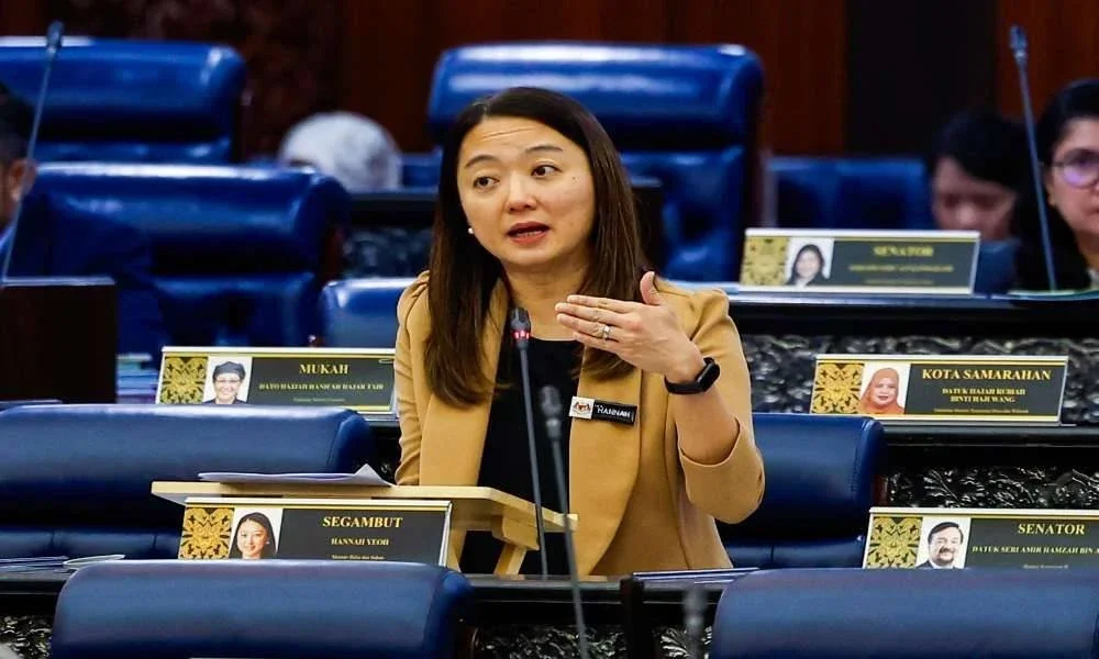 Menteri Belia dan Sukan, Hannah Yeoh ketika sesi pertanyaan-pertanyaan bagi jawab lisan pada Mesyuarat Ketiga Penggal Ketiga, Majlis Parlimen ke-15 Dewan Rakyat di Bangunan Parlimen hari ini. Foto Bernama 