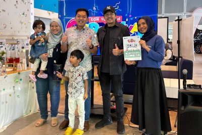 Antara pembeli kereta idaman baharu dari cawangan EON.