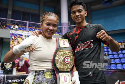 Shaiful meraikan kejayaan Nur Aisyah yang merangkul tali pinggang Sinar Harian. Foto Sinar Harian - Rosli Talib