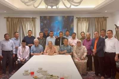 Muhyiddin (duduk, tengah) bersama 18 ahli Parlimen yang hadir dalam perjumpaan bersama Presiden Bersatu itu pada Selasa malam.