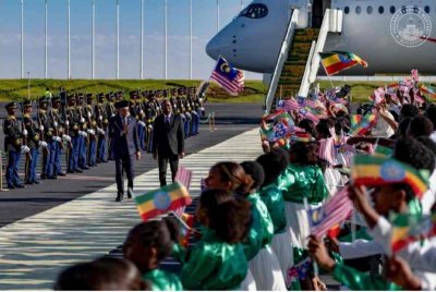 Perdana Menteri, Datuk Seri Anwar Ibrahim diberi sambutan rasmi dan disambut rakan sejawatnya, Dr Abiy Ahmed Ali. Foto X Anwar Ibrahim