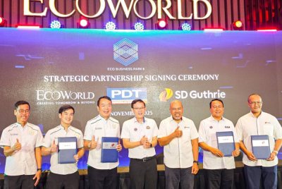 Dari kiri, Presiden dan Ketua Pegawai Eksekutif EcoWorld, Datuk Chang Khim Wah; Exco Pelaburan, Perdagangan, Hal Ehwal Pengguna dan Sumber Manusia negeri, Lee Ting Han; Pengarah Urusan Kumpulan Guthrie, Datuk Mohamad Helmy Othman Basha; Presiden dan Ketua Pegawai Eksekutif Kumpulan PDT, Datuk Ramlee A Rahman pada majlis pemeteraian kerjasama pembangunan Eco Business Park 8 di Kulai.
