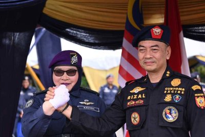 Anis Rizana (kiri) bersama Direktur Penindakan dan Penyelidikan DJBC Indonesia, Rizal Effendi.