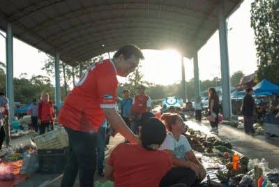 Yamani (kiri) ketika mengadakan sesi walkabout di Pekan Sipitang.