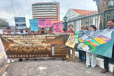 Lebih 20 penduduk berkumpul secara aman di hadapan bangunan Dewan Undangan Negeri Pulau Pinang.