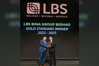 Hock Guan (kanan) menerima Anugerah Piawaian Emas daripada Ketua Pertumbuhan Deloitte Asia Tenggara, James Walton ketika Majlis Anugerah Syarikat Terurus Terbaik Asia Tenggara 2025.