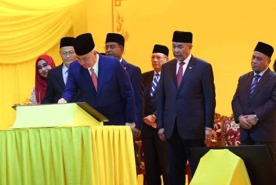 Sultan Nazrin berkenan melafazkan pemasyhuran Politeknik Bagan Datuk sebagai Politeknik Maritim Sultan Nazrin Shah (PMSN) dan menandatangani plak perasmian.
